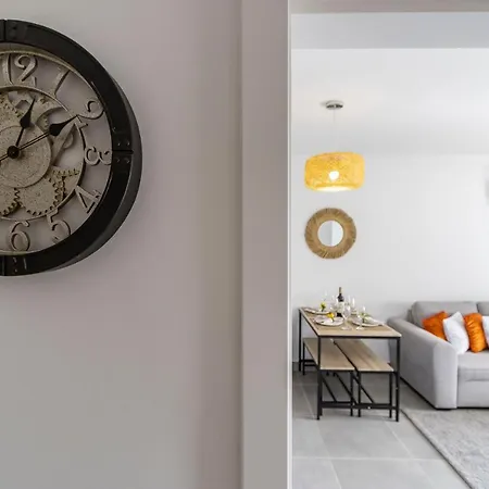 3 Minutes To The Beach, 2 Bedroom Amazing With Balcony, Bbq Grill And Pool *