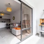 3 Minutes To The Beach, 2 Bedroom Amazing With Balcony, Bbq Grill And Pool סאגרש