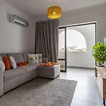 3 Minutes To The Beach, 2 Bedroom Amazing With Balcony, Bbq Grill And Pool דירה *