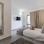 3 Minutes To The Beach, 2 Bedroom Amazing With Balcony, Bbq Grill And Pool דירה *