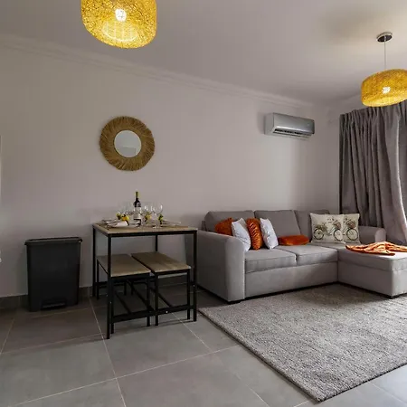 3 Minutes To The Beach, 2 Bedroom Amazing With Balcony, Bbq Grill And Pool *