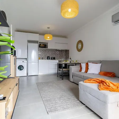 3 Minutes To The Beach, 2 Bedroom Amazing With Balcony, Bbq Grill And Pool *