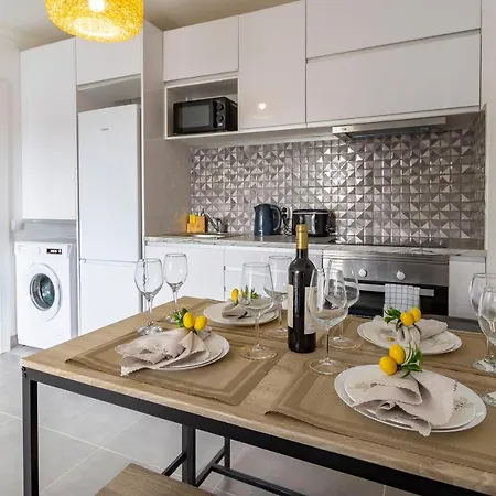 3 Minutes To The Beach, 2 Bedroom Amazing With Balcony, Bbq Grill And Pool Apartment