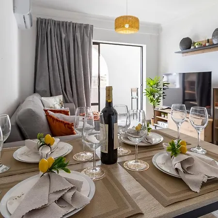 3 Minutes To The Beach, 2 Bedroom Amazing With Balcony, Bbq Grill And Pool *