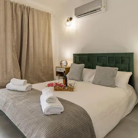 3 Minutes To The Beach, 2 Bedroom Amazing With Balcony, Bbq Grill And Pool *