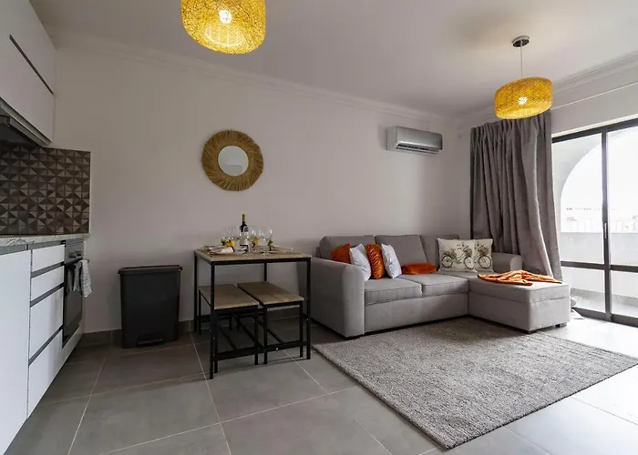 3 Minutes To The Beach, 2 Bedroom Amazing With Balcony, Bbq Grill And Pool *