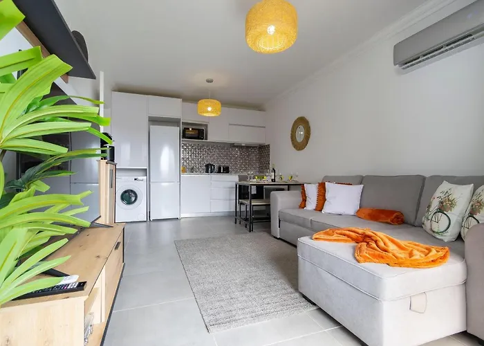 3 Minutes To The Beach, 2 Bedroom Amazing With Balcony, Bbq Grill And Pool *