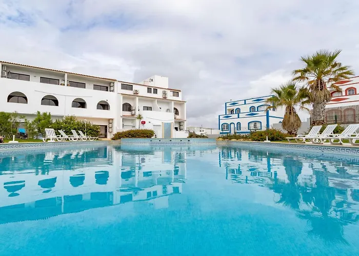 3 Minutes To The Beach, 2 Bedroom Amazing With Balcony, Bbq Grill And Pool *