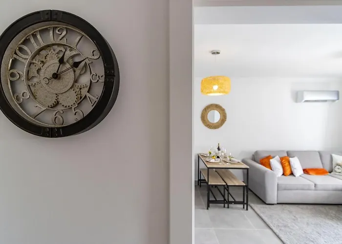 3 Minutes To The Beach, 2 Bedroom Amazing With Balcony, Bbq Grill And Pool *