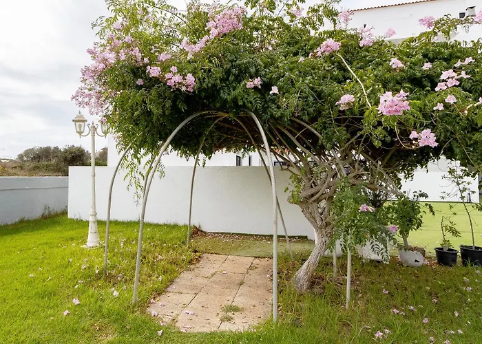 3 Minutes To The Beach, 2 Bedroom Amazing With Balcony, Bbq Grill And Pool *