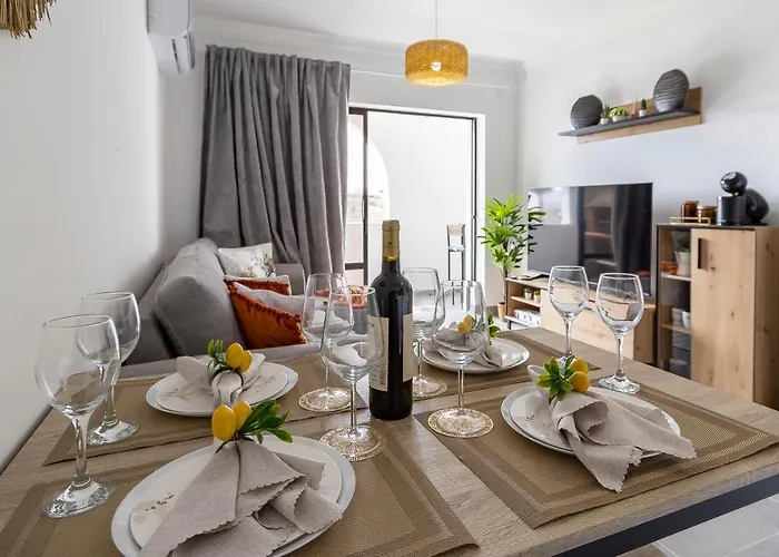 3 Minutes To The Beach, 2 Bedroom Amazing With Balcony, Bbq Grill And Pool *