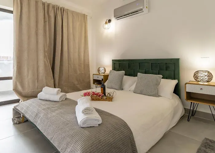 3 Minutes To The Beach, 2 Bedroom Amazing With Balcony, Bbq Grill And Pool *