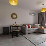 3 Minutes To The Beach, 2 Bedroom Amazing With Balcony, Bbq Grill And Pool *