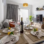 3 Minutes To The Beach, 2 Bedroom Amazing With Balcony, Bbq Grill And Pool *