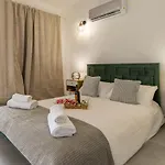 3 Minutes To The Beach, 2 Bedroom Amazing With Balcony, Bbq Grill And Pool *